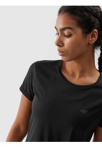 4f - Koszulka do biegania szybkoschnąca damska - czarna. Kolor: czarny. Materiał: włókno, syntetyk, materiał, dzianina. Długość: krótkie. Wzór: gładki, ze splotem. Sport: bieganie, fitness