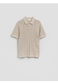 Reserved - Ażurowa koszulka polo - beżowy. Typ kołnierza: polo. Kolor: beżowy. Materiał: bawełna, dzianina. Wzór: ażurowy #1