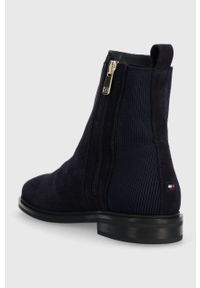 TOMMY HILFIGER - Tommy Hilfiger sztyblety zamszowe TOMMY ESSENTIALS BOOT damskie kolor granatowy na płaskim obcasie FW0FW07474. Nosek buta: okrągły. Kolor: niebieski. Materiał: zamsz. Obcas: na obcasie. Wysokość obcasa: niski #5