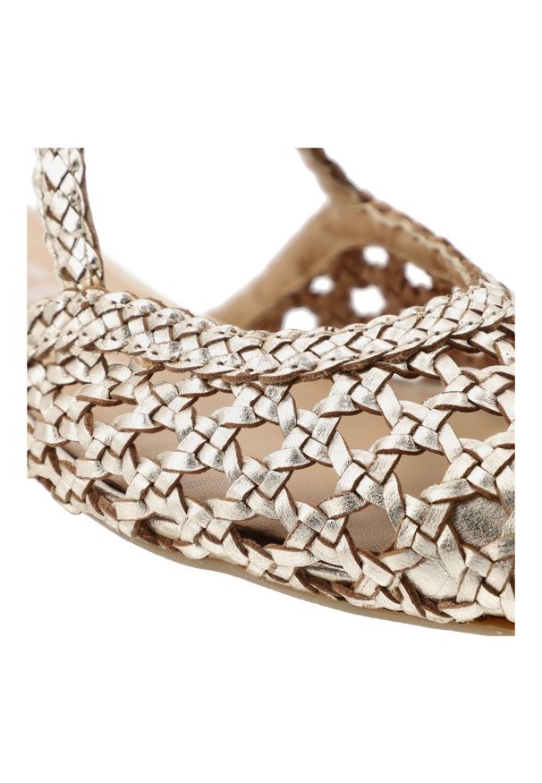 Hot Potatoes by Gioseppo - Czółenka damskie Gioseppo, płaska podeszwa pleciona struktura pasek w kształcie litery T regulowane zapięcie stabilne dopasowanie lekka forma subteln. Zapięcie: pasek. Kolor: srebrny. Wzór: ażurowy. Sezon: lato. Obcas: na płaskiej podeszwie. Styl: elegancki