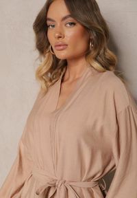 Renee - Beżowa Sukienka Kimono z Wiskozy z Kieszeniami Zdobiona Ażurowymi Wstawkami Salithia. Okazja: do domu. Typ kołnierza: dekolt w kształcie V. Kolor: beżowy. Materiał: wiskoza. Długość rękawa: na ramiączkach. Wzór: aplikacja, ażurowy. Styl: elegancki