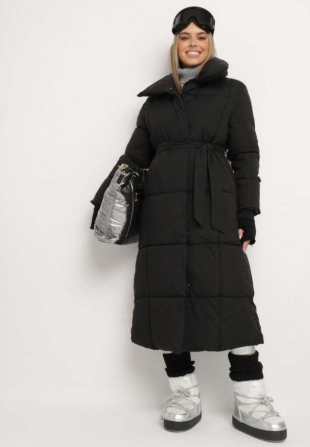 Born2be - Czarna Pikowana Kurtka Płaszcz za Kolano z Wiązanym Paskiem Opiedsse. Kolor: czarny