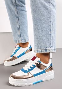 Renee - Biało-Niebieskie Brokatowe Sneakersy na Platformie z Ozdobnymi Wstawkami Faretta. Kolor: biały. Wzór: aplikacja. Obcas: na platformie #5