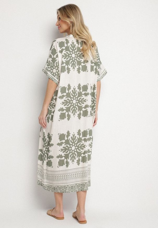 Born2be - Ciemnozielona Sukienka Pudełkowa z Wiskozy z Dekoltem w Serek w Etniczny Wzór Abrellis. Okazja: na spacer, na co dzień. Typ kołnierza: dekolt w serek. Kolor: zielony. Materiał: wiskoza. Długość rękawa: krótki rękaw. Styl: casual, elegancki