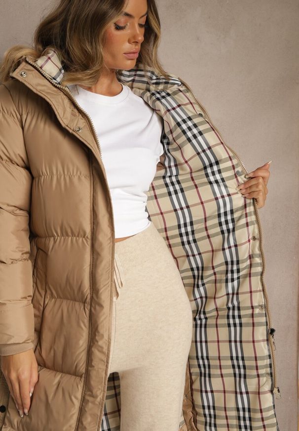 Renee - Ciemnobeżowa Kurtka z Pikowanymi Przeszyciami o Długim Fasonie z Kapturem Gineffa. Okazja: na co dzień. Typ kołnierza: kaptur. Kolor: beżowy. Materiał: jeans, poliester. Długość: długie. Styl: casual