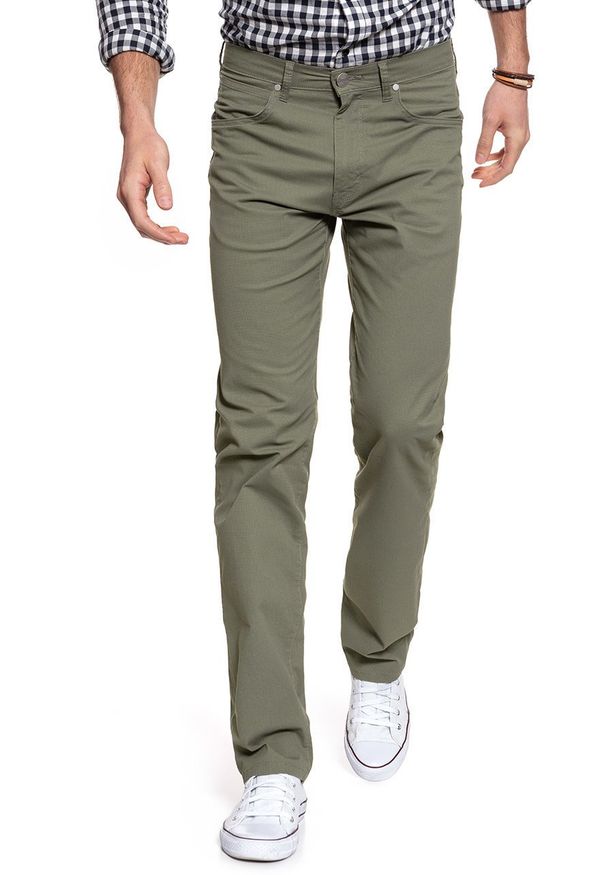 Wrangler - WRANGLER SPODNIE MĘSKIE ARIZONA MOSS GREEN W12OS5330 112126451. Materiał: materiał