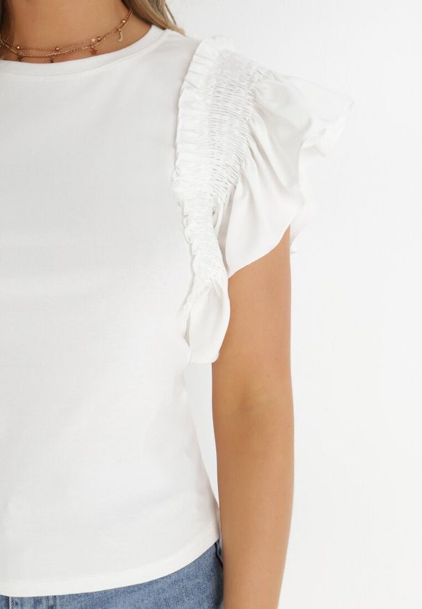 Born2be - Biała Bluzka Ferda. Typ kołnierza: kołnierz z falbankami. Kolor: biały. Materiał: bawełna, dzianina. Długość rękawa: krótki rękaw. Długość: krótkie. Wzór: gładki. Styl: elegancki