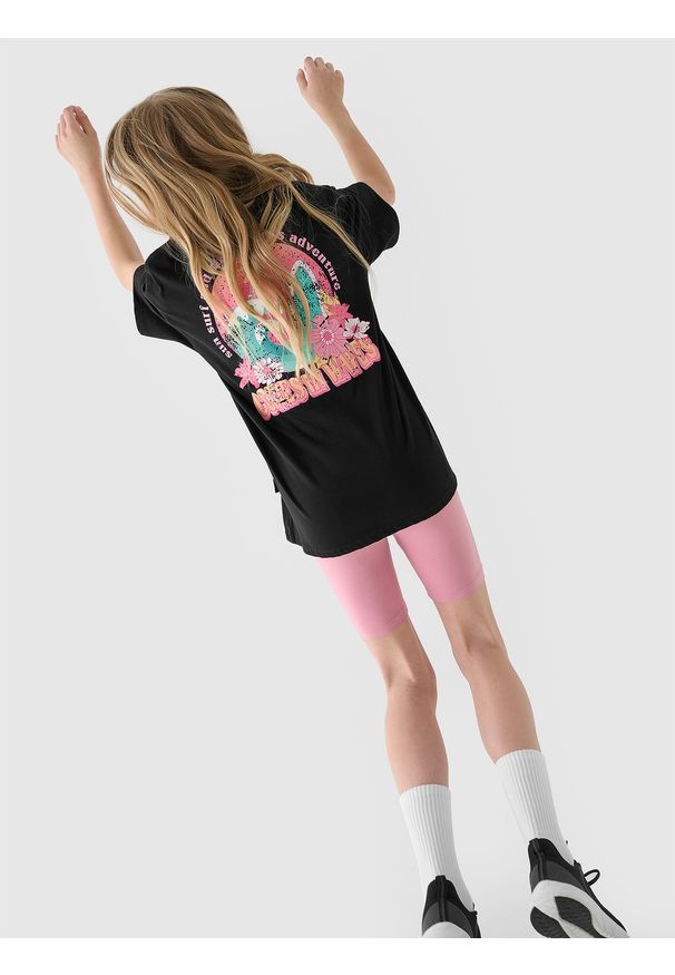 4f - 4F T-shirt oversize z nadrukiem dziewczęcy - czarny 152 (11-12 lat). Okazja: na co dzień. Kolor: czarny. Materiał: bawełna, jersey, dzianina. Długość rękawa: krótki rękaw. Długość: krótkie. Wzór: nadruk. Sezon: lato. Styl: wakacyjny, casual, sportowy, klasyczny