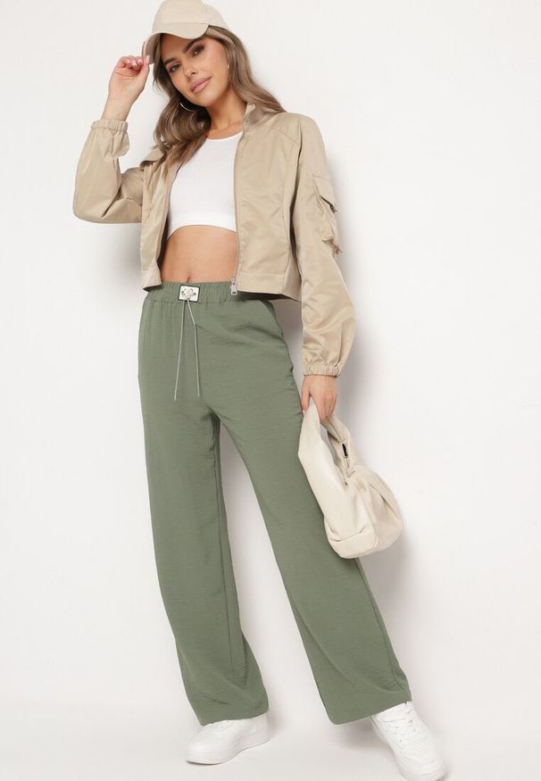 Born2be - Ciemnozielone Spodnie Szerokie z Gumką w Pasie z Ozdobnym Łańcuszkiem Istaria. Okazja: na co dzień. Kolor: zielony. Styl: casual