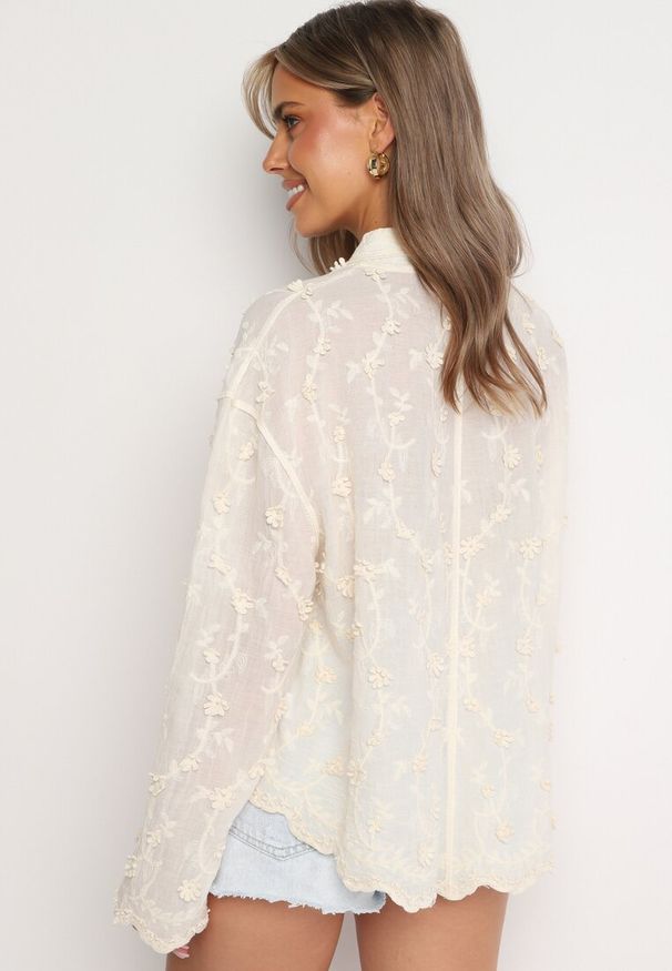 Born2be - Beżowa Trapezowa Haftowana Koszula z Bawełną Elivna. Typ kołnierza: dekolt w kształcie V. Kolor: beżowy. Materiał: bawełna. Długość rękawa: długi rękaw. Długość: długie. Wzór: haft. Styl: elegancki