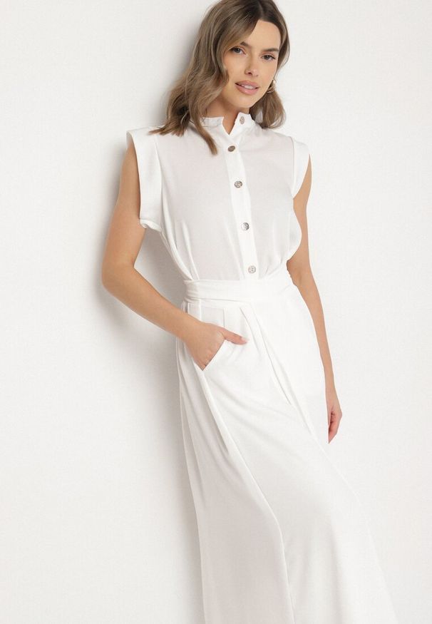 Born2be - Biała Sukienka Koszulowa o Rozkloszowanym Kroju z Wiązaniem w Pasie Mavirielle. Okazja: na co dzień. Typ kołnierza: dekolt w serek. Kolor: biały. Materiał: skóra. Długość rękawa: długi rękaw. Typ sukienki: koszulowe. Styl: casual, elegancki