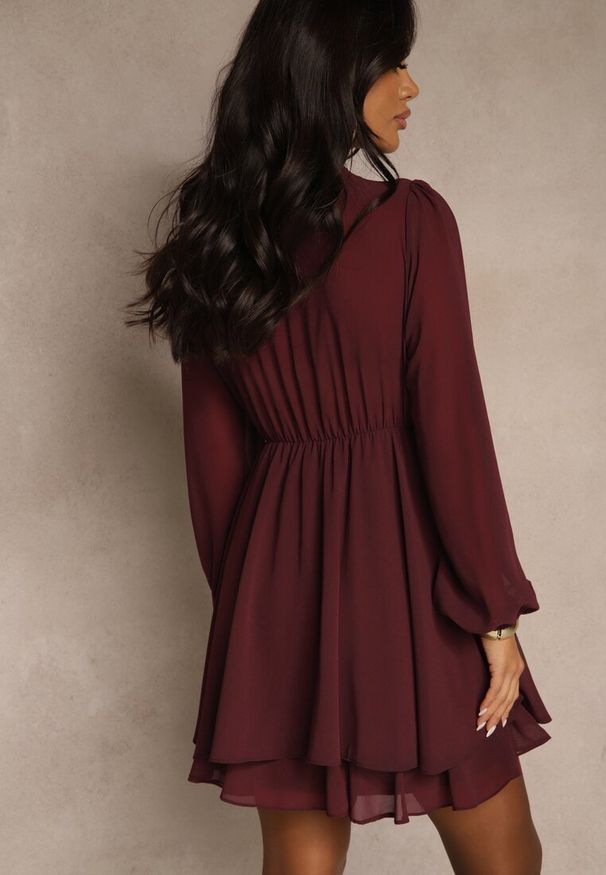 Renee - Bordowa Siateczkowa Sukienka o Rozkloszowanym Kroju z Dekoltem w Serek Zennela. Okazja: na co dzień. Typ kołnierza: dekolt w serek. Kolor: czerwony. Materiał: poliester, jeans. Typ sukienki: rozkloszowane. Styl: casual, elegancki