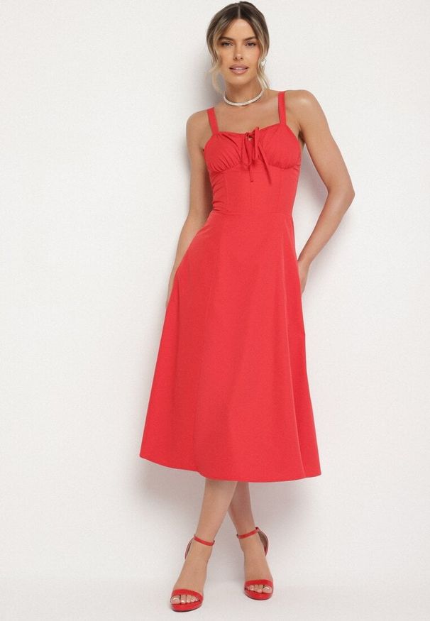 Born2be - Czerwona Rozkloszowana Gorsetowa Sukienka Vices Ozdobiona Wiązaniem Ralethea. Typ kołnierza: dekolt gorset. Kolor: czerwony. Długość rękawa: na ramiączkach. Wzór: aplikacja. Typ sukienki: gorsetowe. Styl: elegancki