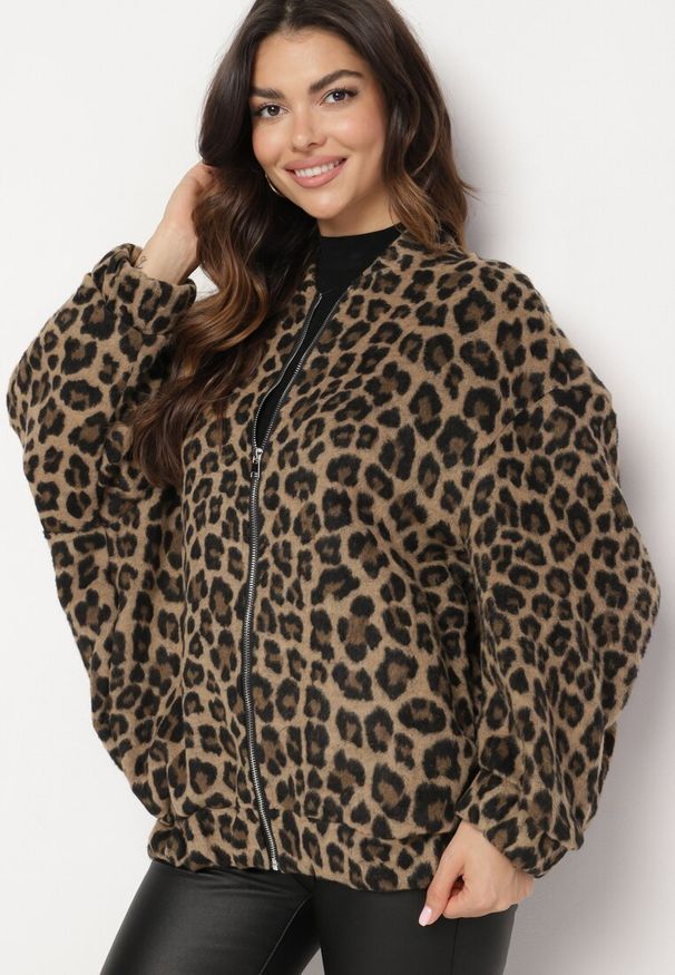 Born2be - Brązowa Panterkowa Bluza z Dodatkiem Lnu o Kroju Oversize Sintirra. Okazja: na co dzień. Kolor: brązowy. Materiał: len. Długość rękawa: długi rękaw. Długość: długie. Styl: casual, elegancki