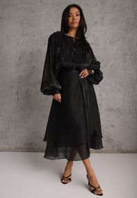 Renee - Czarna Rozkloszowana Sukienka Wieczorowa z Szyfonowej Tkaniny Amanna. Kolor: czarny. Materiał: szyfon, tkanina. Wzór: aplikacja. Typ sukienki: rozkloszowane. Styl: wizytowy #1