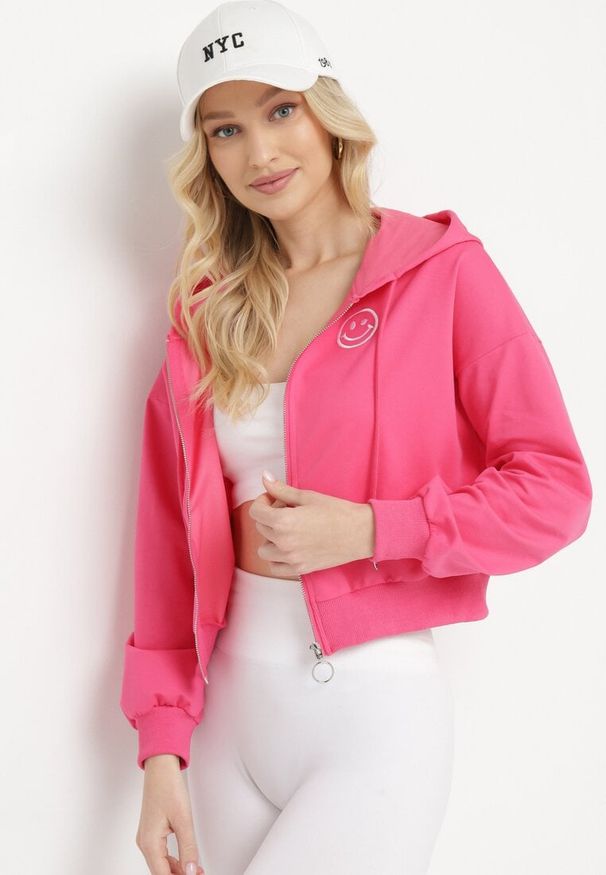 Born2be - Fuksjowa Bluza z Wyszytą Buźką i Kapturem Ściąganym Troczkami Ilexa. Okazja: na co dzień. Kolor: różowy. Materiał: dzianina. Długość rękawa: długi rękaw. Długość: długie. Wzór: aplikacja. Styl: casual