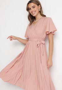 Born2be - Różowa Sukienka Plisowana z Dekoltem w V z Paskiem w Talii Zolseki. Okazja: na co dzień. Kolor: różowy. Styl: klasyczny, casual #3