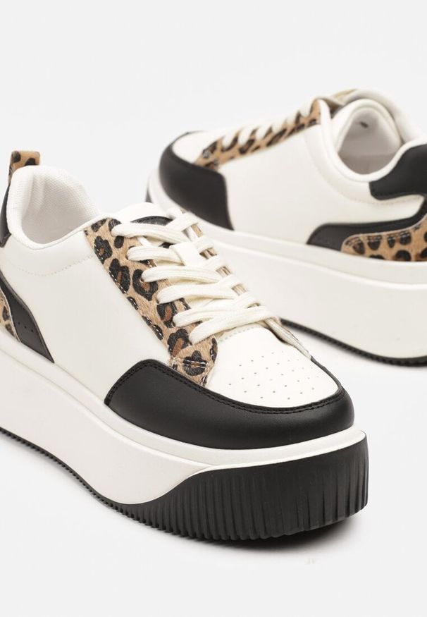 Born2be - Biało-Czarne Sneakersy na Grubej Podeszwie z Printem w Panterkę Fonarria. Okazja: na co dzień. Kolor: biały. Materiał: jeans. Wzór: nadruk, motyw zwierzęcy