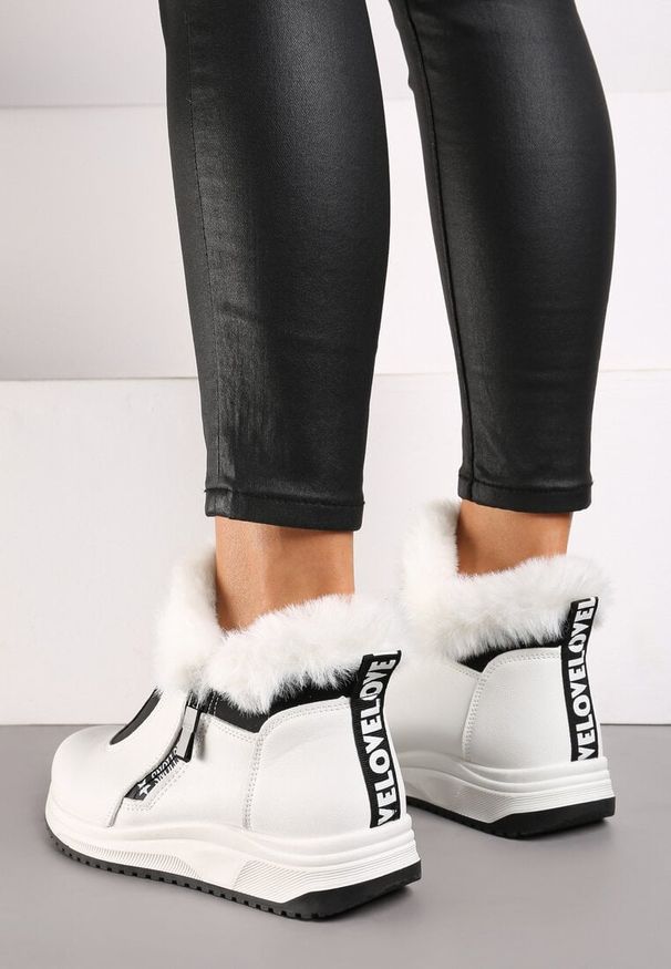 Born2be - Białe Płaskie Sneakersy z Napisami i Futerkiem Riantha. Okazja: na spotkanie biznesowe, do pracy, na spacer. Kolor: biały. Materiał: futro. Wzór: napisy. Sezon: jesień, zima. Obcas: na obcasie. Wysokość obcasa: niski. Sport: turystyka piesza