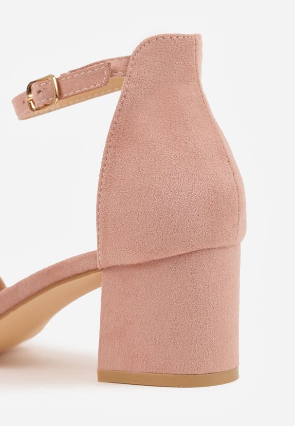 Renee - Jasnoróżowe Basicowe Sandały na Słupku Vices z Paskiem Wokół Kostki Varhira. Okazja: na randkę, na ślub cywilny, na wesele. Zapięcie: pasek. Kolor: różowy. Materiał: satyna. Obcas: na słupku. Styl: elegancki, klasyczny