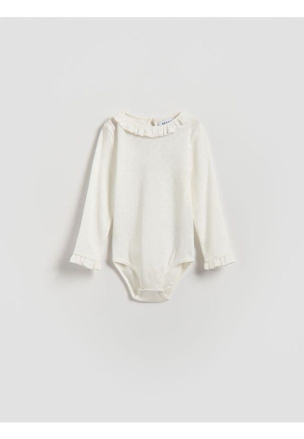 Reserved - Strukturalne body - złamana biel. Materiał: dzianina, bawełna