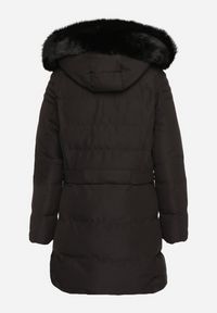 Born2be - Czarna Kurtka z Odpinanym Kapturem i Futerkiem z Paskiem Raidens. Okazja: na co dzień. Kolor: czarny. Materiał: futro. Długość: długie. Styl: casual, elegancki, wizytowy #3
