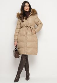 Born2be - Beżowa Długa Pikowana Kurtka z Kapturem Odpinanym Futerkiem i Paskiem w Talii Serenira. Okazja: na spacer. Typ kołnierza: kaptur. Kolor: beżowy. Materiał: futro. Długość: długie #5