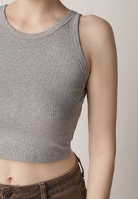 Born2be - Szary Top z Prążkowanego Materiału Zitessa. Okazja: na co dzień. Kolor: szary. Materiał: prążkowany, materiał. Długość rękawa: na ramiączkach. Styl: casual, elegancki, klasyczny #3