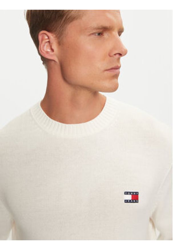 Tommy Jeans Sweter Badge DM0DM20706 Biały Regular Fit. Kolor: biały. Materiał: syntetyk