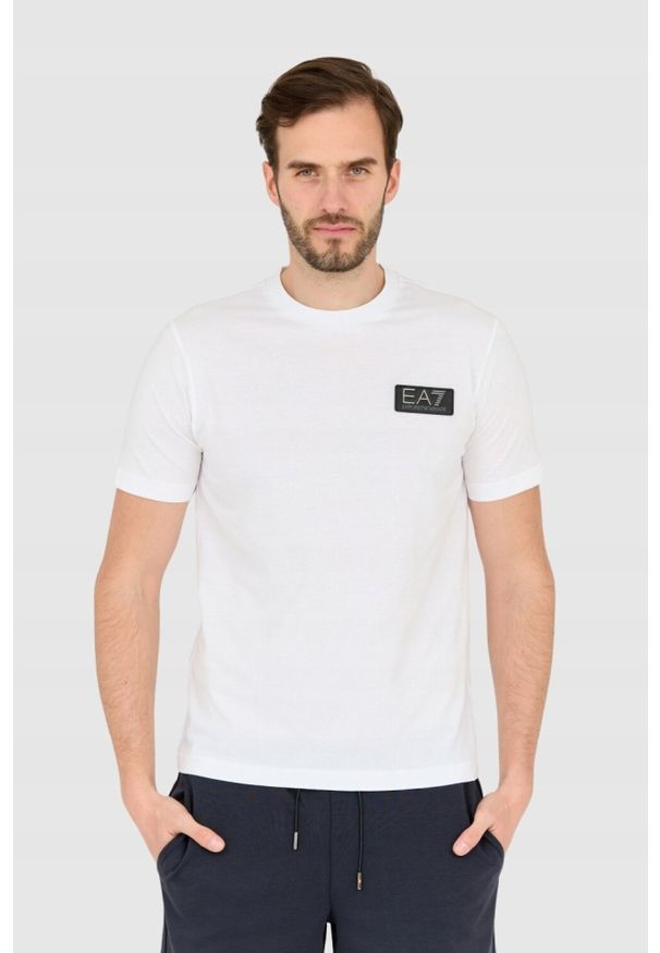 EA7 Emporio Armani - EA7 Biały męski t-shirt z naszywką z logo, Rozmiar XL. Kolor: biały. Wzór: aplikacja