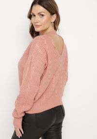 Born2be - Jasnoróżowy Sweter Krótki z Wycięciem na Plecach Torine. Okazja: na co dzień. Kolor: różowy. Materiał: jeans. Długość: krótkie. Styl: klasyczny, elegancki, casual #3