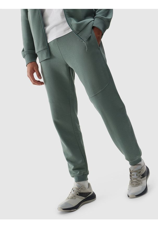 4f - 4F Spodnie dresowe joggery z bawełny organicznej męskie - khaki M. Kolor: oliwkowy, brązowy, wielokolorowy. Materiał: bawełna, dresówka. Wzór: gładki, ze splotem