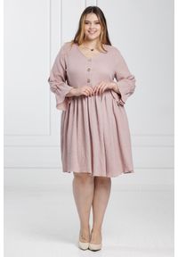 Moda Size Plus Iwanek - Beżowa marszczona sukienka Scarlett z muślinu duże rozmiary XXL. Kolor: beżowy. Materiał: tkanina, elastan, bawełna. Długość rękawa: krótki rękaw. Długość: midi