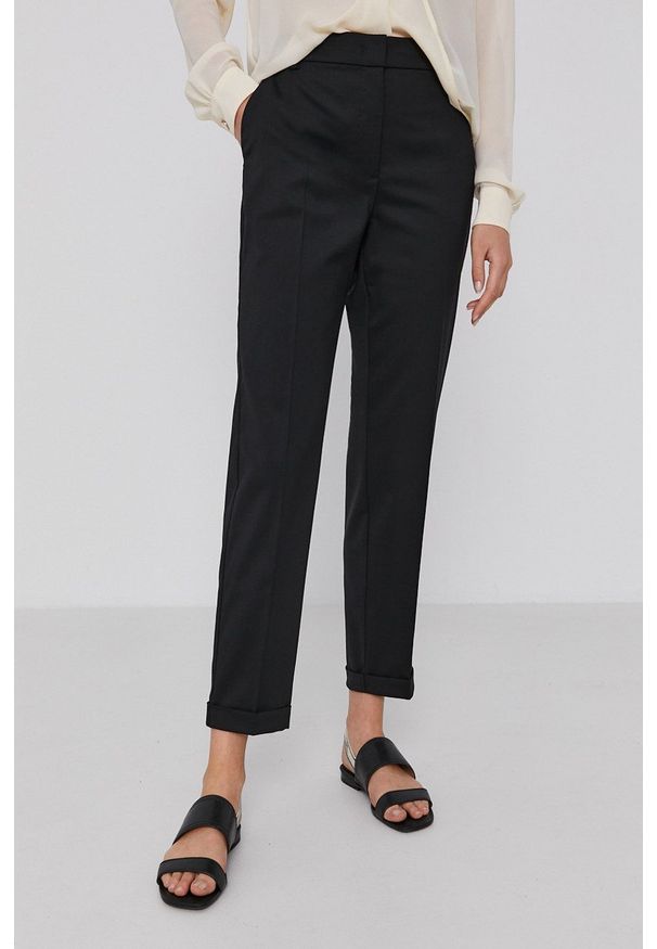 Pennyblack Spodnie damskie kolor czarny fason cygaretki medium waist. Okazja: na co dzień. Kolor: czarny. Materiał: materiał. Styl: casual