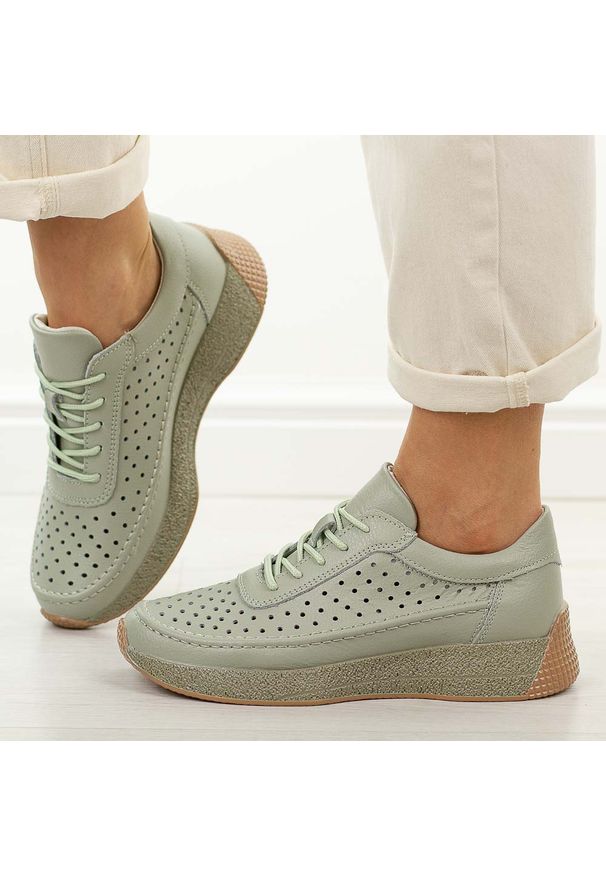 Zielone pikowane skórzane półbuty damskie Sergio Leone sp013. Okazja: na co dzień. Nosek buta: okrągły. Zapięcie: sznurówki. Kolor: zielony. Materiał: skóra. Szerokość cholewki: normalna. Sezon: wiosna, jesień, lato. Styl: casual, elegancki, klasyczny