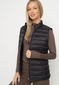 Born2be - Czarna Pikowanana Kamizelka Sifitta. Okazja: na co dzień. Kolor: czarny. Materiał: jeans. Styl: klasyczny, casual, elegancki #5