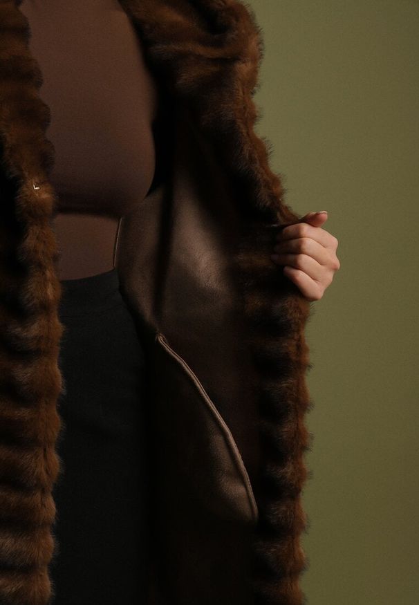 Born2be - Brązowy Futrzany Płaszcz w Pikowany Wzór z Kapturem Esarra. Okazja: na spacer, na co dzień, na spotkanie biznesowe, do pracy. Typ kołnierza: kaptur. Kolor: brązowy. Materiał: futro. Długość: długie. Styl: casual, biznesowy, elegancki