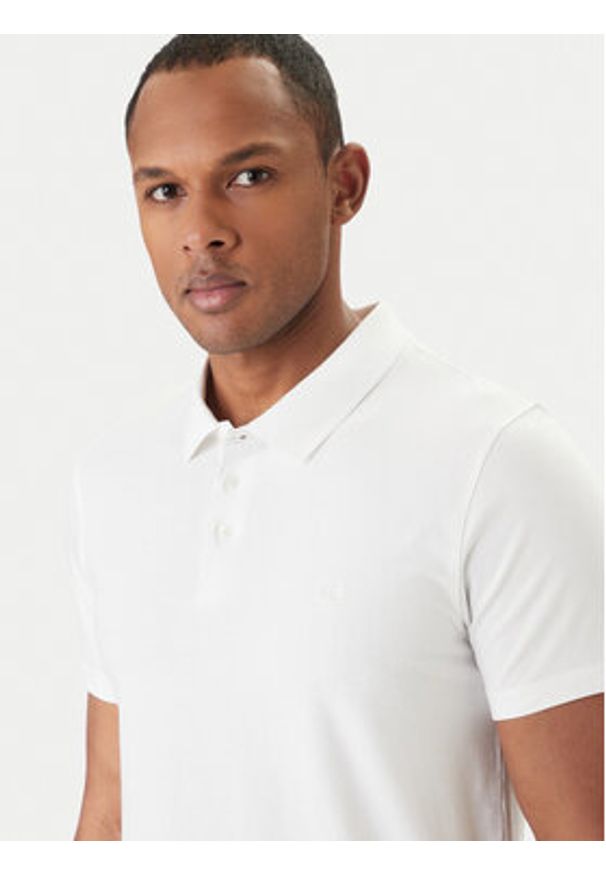 Calvin Klein Polo LV04LF200G Biały Slim Fit. Typ kołnierza: polo. Kolor: biały. Materiał: bawełna