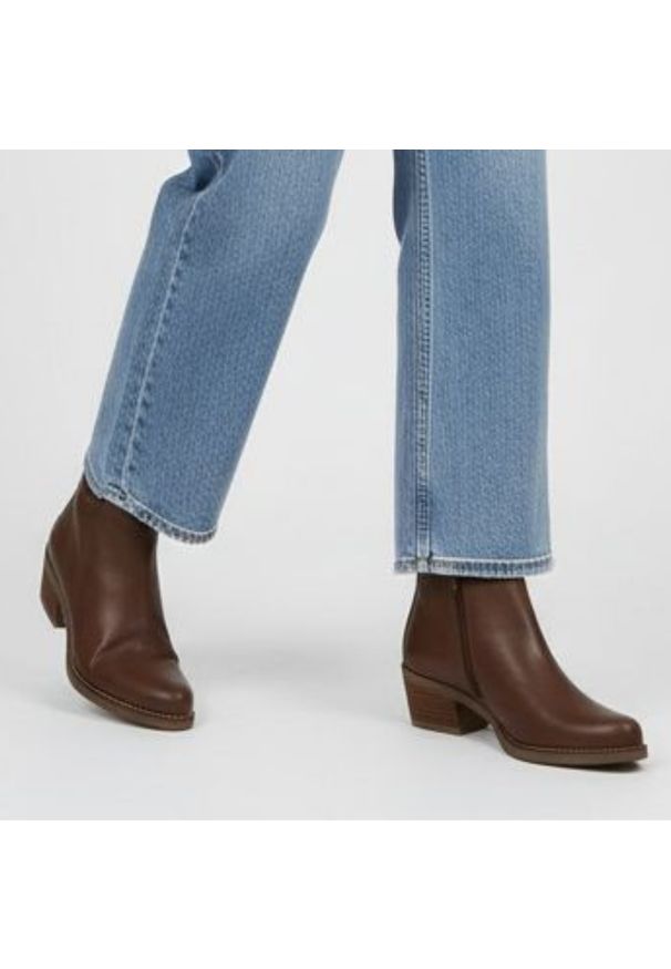 Botki damskie Hee, kowbojki skórzane na obcasie i zapinane na zamek, brązowe, 25773. Okazja: na co dzień. Zapięcie: zamek. Kolor: brązowy. Materiał: skóra. Sezon: zima, jesień. Obcas: na obcasie. Styl: casual, elegancki. Wysokość obcasa: średni
