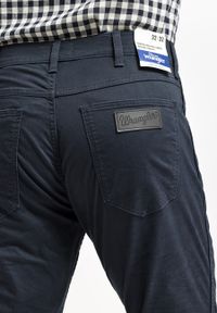 Wrangler - WRANGLER GREENSBORO MĘSKIE SPODNIE MATERIAŁOWE CHINO CHINOSY MARINE NAVY W15QOFB14 112320811. Styl: marine #7