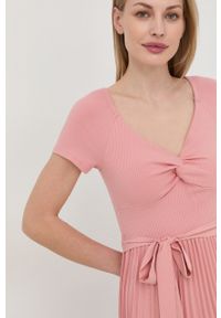 Guess sukienka kolor różowy midi rozkloszowana. Kolor: różowy. Materiał: tkanina, włókno, dzianina, materiał. Długość rękawa: krótki rękaw. Typ sukienki: rozkloszowane, plisowane. Długość: midi #3