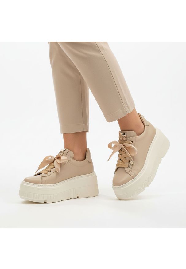 Sneakersy damskie Karino, platformowa podeszwa sznurowanie ozdobne wstążki masywna forma miękka wyściółka, beżowe, 5829/022-P. Zapięcie: sznurówki. Kolor: beżowy. Materiał: skóra, jeans. Obcas: na platformie. Styl: elegancki, sportowy, klasyczny