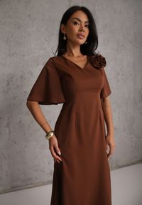 Renee - Brązowa Zwiewna Sukienka Wieczorowa VICES z Aplikacją 3D w Kształcie Kwiatu Themira. Typ kołnierza: dekolt w kształcie V. Kolor: brązowy. Wzór: aplikacja, kwiaty. Styl: wizytowy #3