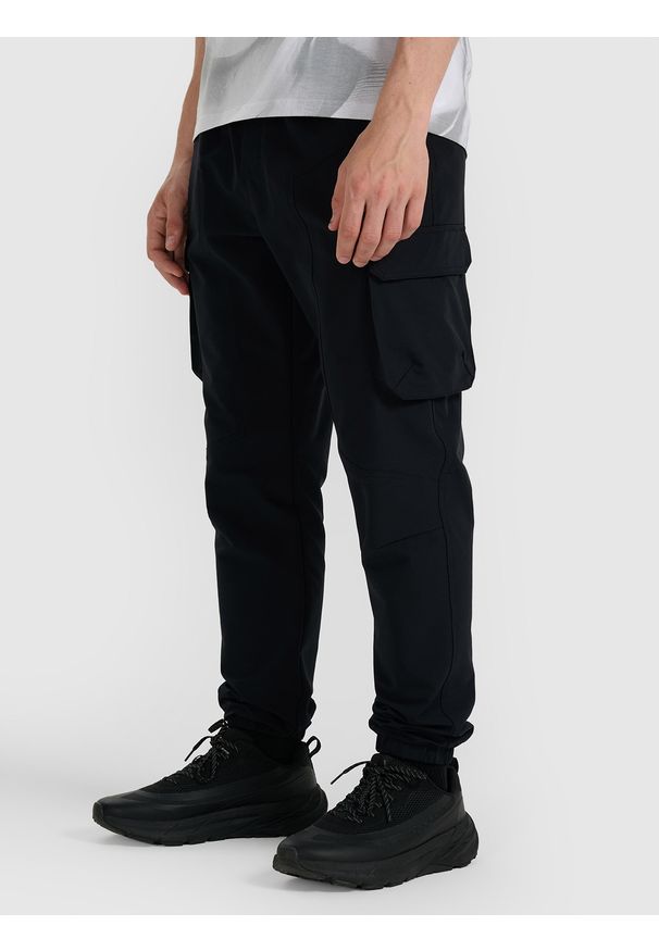 4f - 4F Spodnie casual męskie - czarne XL. Okazja: na co dzień. Kolor: czarny. Materiał: tkanina, syntetyk, materiał. Styl: casual