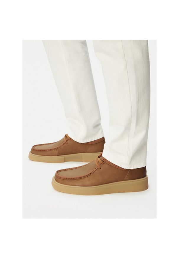 Półbuty Clarks. Kolor: brązowy