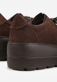 Born2be - Brązowe Zamszowe Sneakersy na Grubej Podeszwie ze Sznurówkami w Paski Vetida. Okazja: na co dzień. Zapięcie: pasek. Kolor: brązowy. Materiał: zamsz. Wzór: paski #5