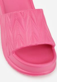 Renee - Fuksjowe Klapki na Platformie Ozdobione Tłoczeniem Faerona. Okazja: na co dzień. Kolor: różowy. Materiał: jeans. Wzór: aplikacja. Sezon: lato. Obcas: na platformie. Styl: casual #8