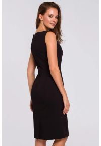 Sukienki.shop - Klasyczna elegancka sukienka midi z dekoltem V czarna. Okazja: na randkę, do pracy, na imprezę. Kolor: czarny. Długość rękawa: bez rękawów. Styl: elegancki, klasyczny. Długość: midi #4