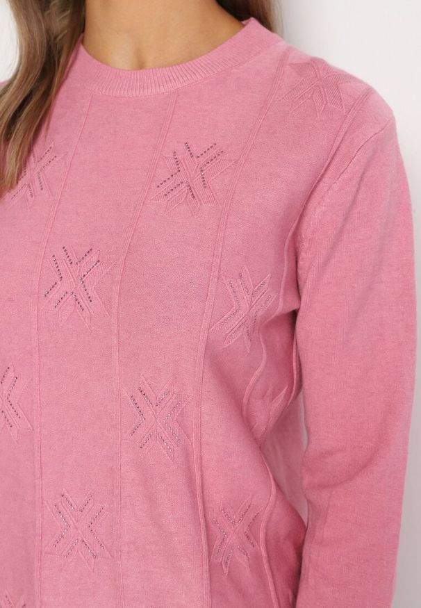 Born2be - Różowy Sweter z Bawełną Ozdobiony Cyrkoniami Irinaelle. Okazja: na co dzień. Kolor: różowy. Materiał: bawełna. Wzór: aplikacja. Styl: klasyczny, elegancki, casual