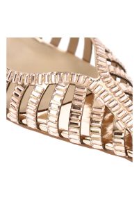 Sandały damskie Alma En Pena, cholewka ze skóry ekologicznej o plecionym, ażurowym wykończeniu zapięcie na pasek wokół pięty spiczasty nosek, różowe,. Zapięcie: pasek. Kolor: różowy. Materiał: skóra ekologiczna. Szerokość cholewki: normalna. Wzór: ażurowy #6